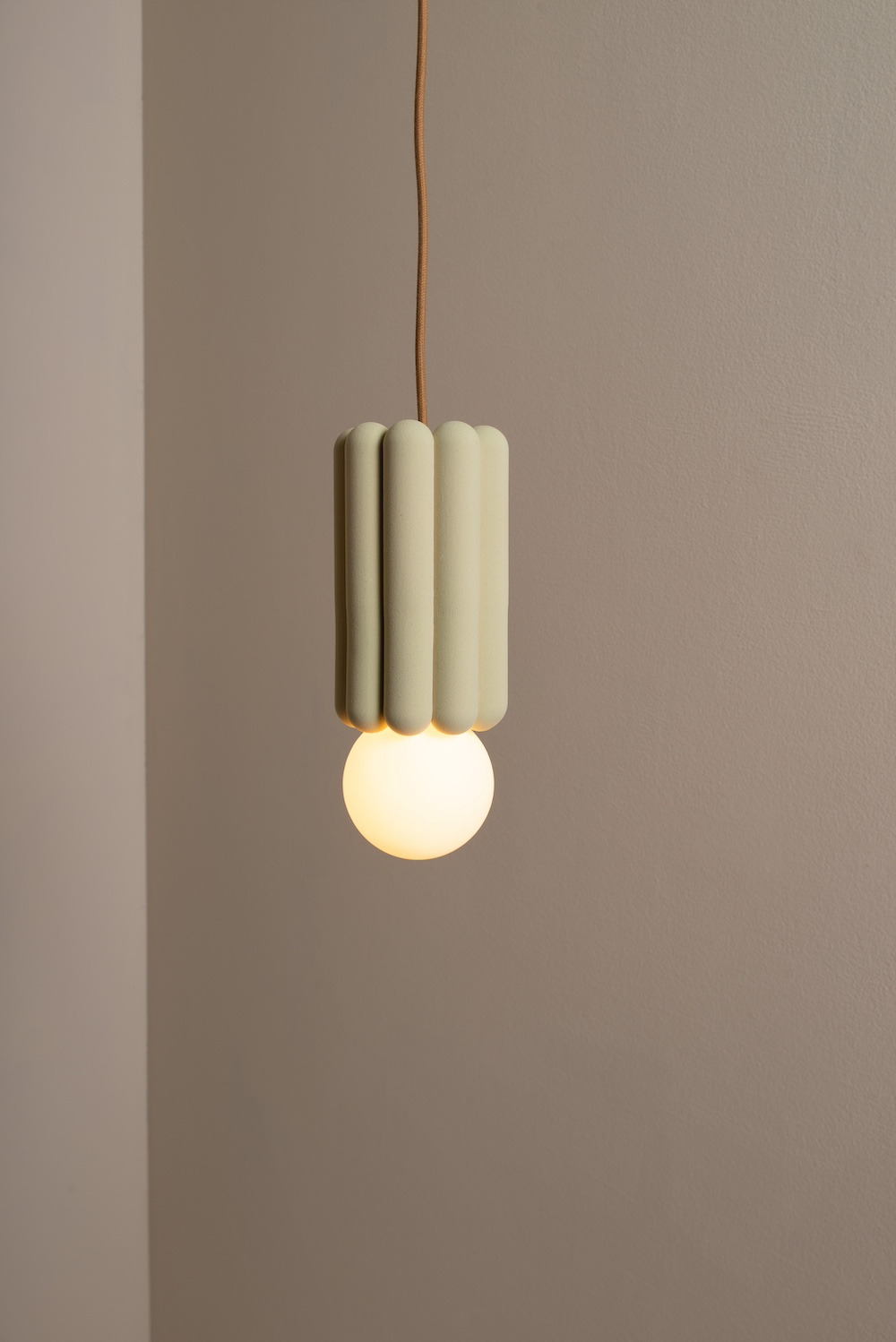 Suspension Stucco n°3 en céramique au design scandinave par Julia Jessen x Schneid Lighting