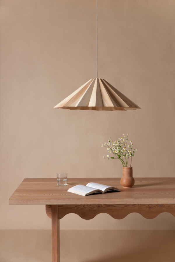 Suspension Stratus en bois naturel au design scandinave par Niklas Jessen x Schneid Lighting