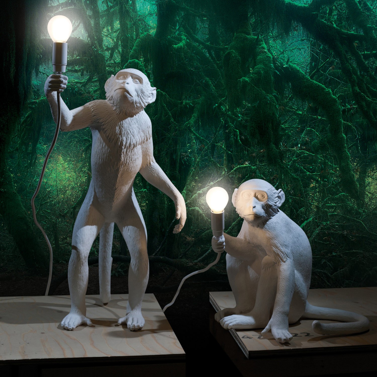 Lampe à poser the Monkey debout en résine blanc par Seletti Lampe à poser the Monkey debout en résine blanc par Seletti