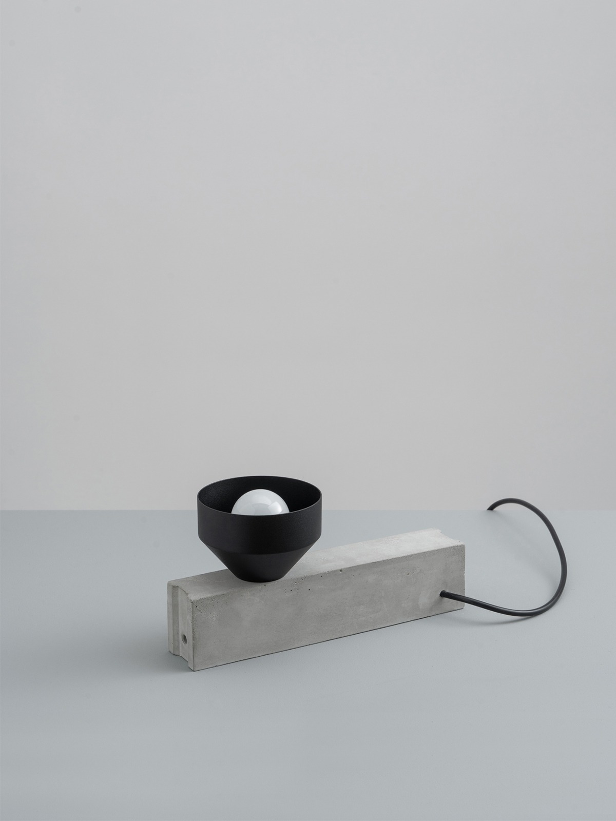 Lampe à poser BLOC en béton par +kouple x Gant Lights Lampe à poser BLOC en béton par +kouple x Gant Lights