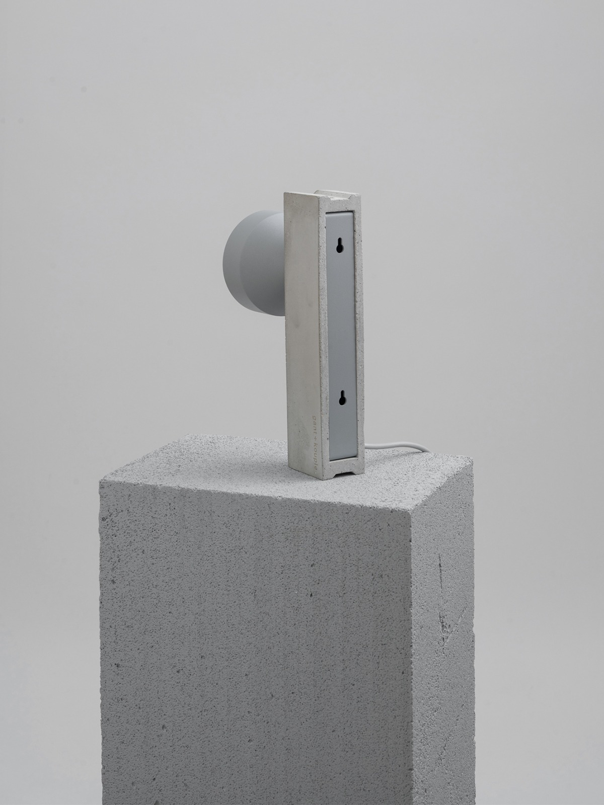 Lampe à poser BLOC en béton par +kouple x Gant Lights Lampe à poser BLOC en béton par +kouple x Gant Lights