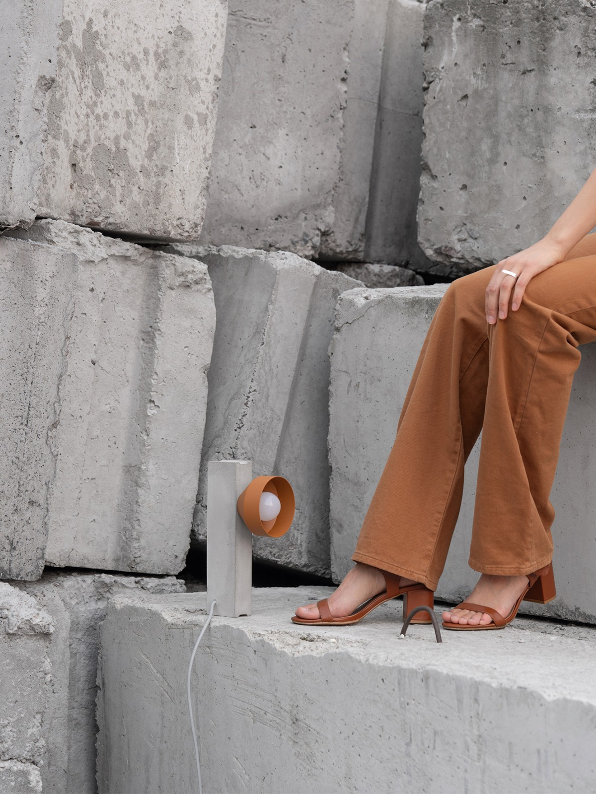 Lampe à poser BLOC en béton par +kouple x Gant Lights Lampe à poser BLOC en béton par +kouple x Gant Lights