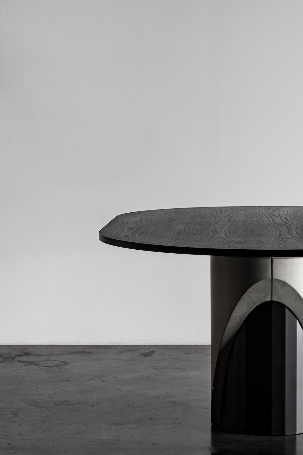 Table Sharp Oblong en béton avec plateau en bois au style industriel par Bertrand Jayr x Lyon Beton