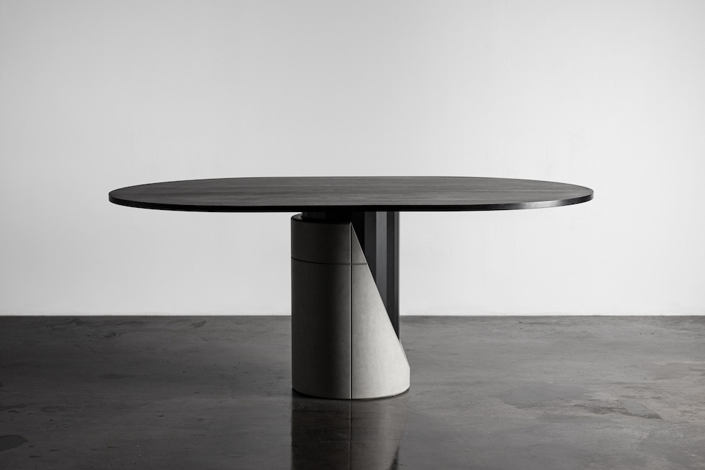 Table Sharp Oblong en béton avec plateau en bois au style industriel par Bertrand Jayr x Lyon Beton Table Sharp Oblong en béton avec plateau en bois au style industriel par Bertrand Jayr x Lyon Beton