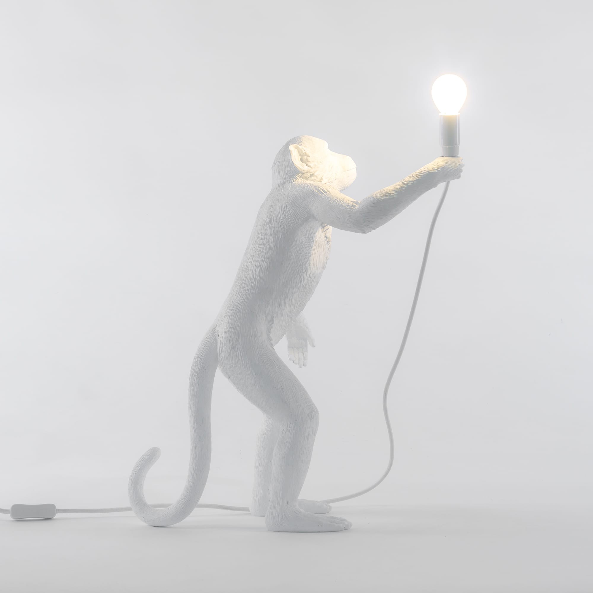 Lampe à poser the Monkey debout en résine blanc par Seletti Lampe à poser the Monkey debout en résine blanc par Seletti