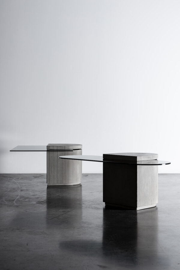 Table basse Strut the pill en béton avec plateau en verre au style industriel par Bertrand Jayr x Lyon Beton