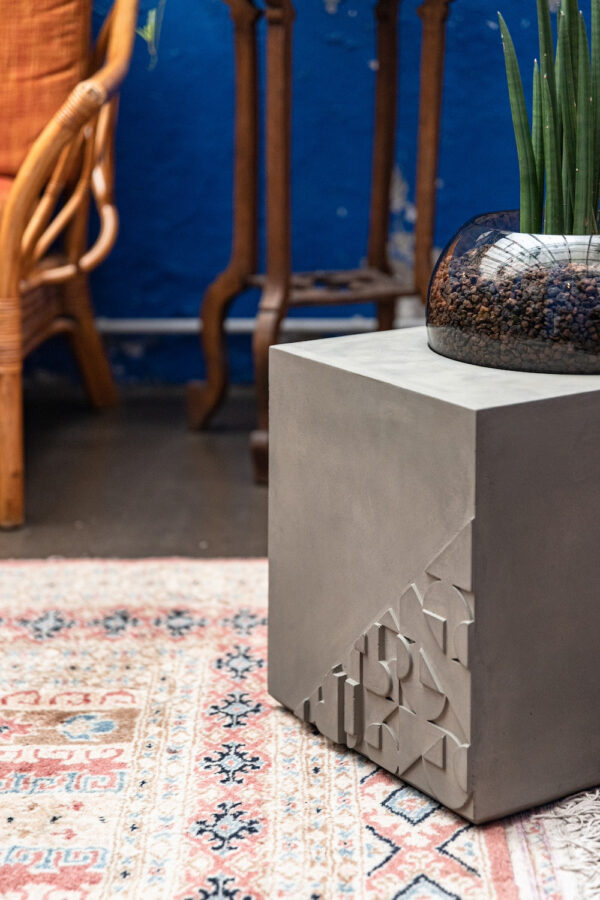 Table d'appoint Curb en béton avec un globe en verre au style industriel par Bertrand Jayr x Lyon Beton