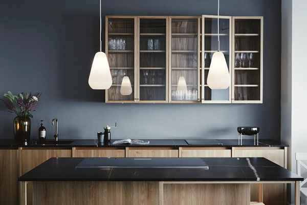 Suspension Anoli 1 Nordic base en métal avec abat-jour en verre au design contemporain par Sofie Refer x Nuura Suspension Anoli 1 Nordic base en métal avec abat-jour en verre au design contemporain par Sofie Refer x Nuura