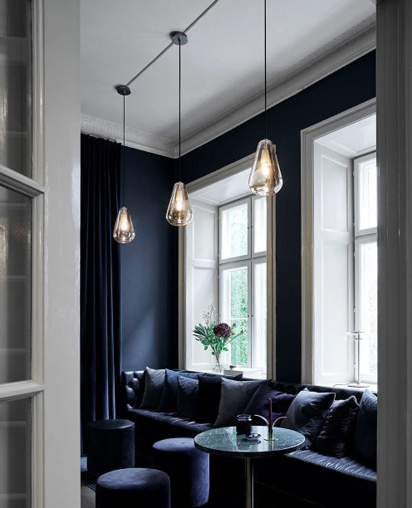Suspension Anoli 1 Nordic base en métal avec abat-jour en verre au design contemporain par Sofie Refer x Nuura Suspension Anoli 1 Nordic base en métal avec abat-jour en verre au design contemporain par Sofie Refer x Nuura