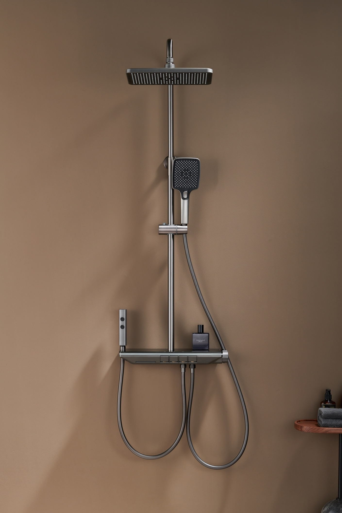 Colonne de douche Lucas thermostatique à affichage LED avec tablette et 4 modes de sortie d'eau par Pavao studio Colonne de douche Lucas thermostatique à affichage LED avec tablette et 4 modes de sortie d'eau par Pavao studio