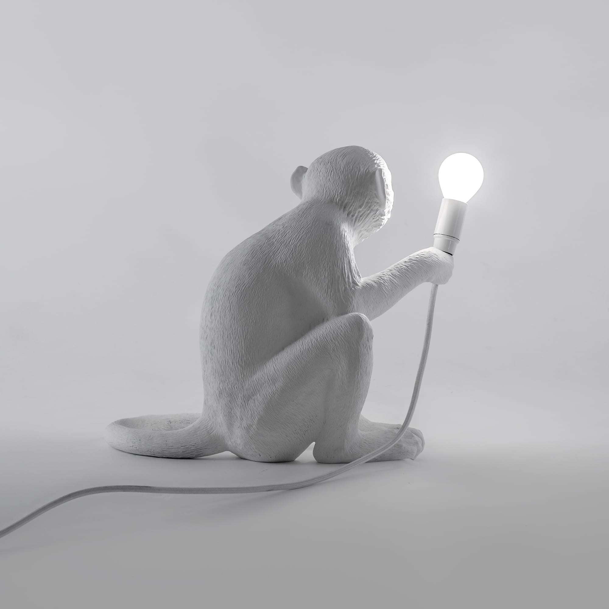 Lampe à poser the Monkey assis en résine blanc par Seletti Lampe à poser the Monkey assis en résine blanc par Seletti