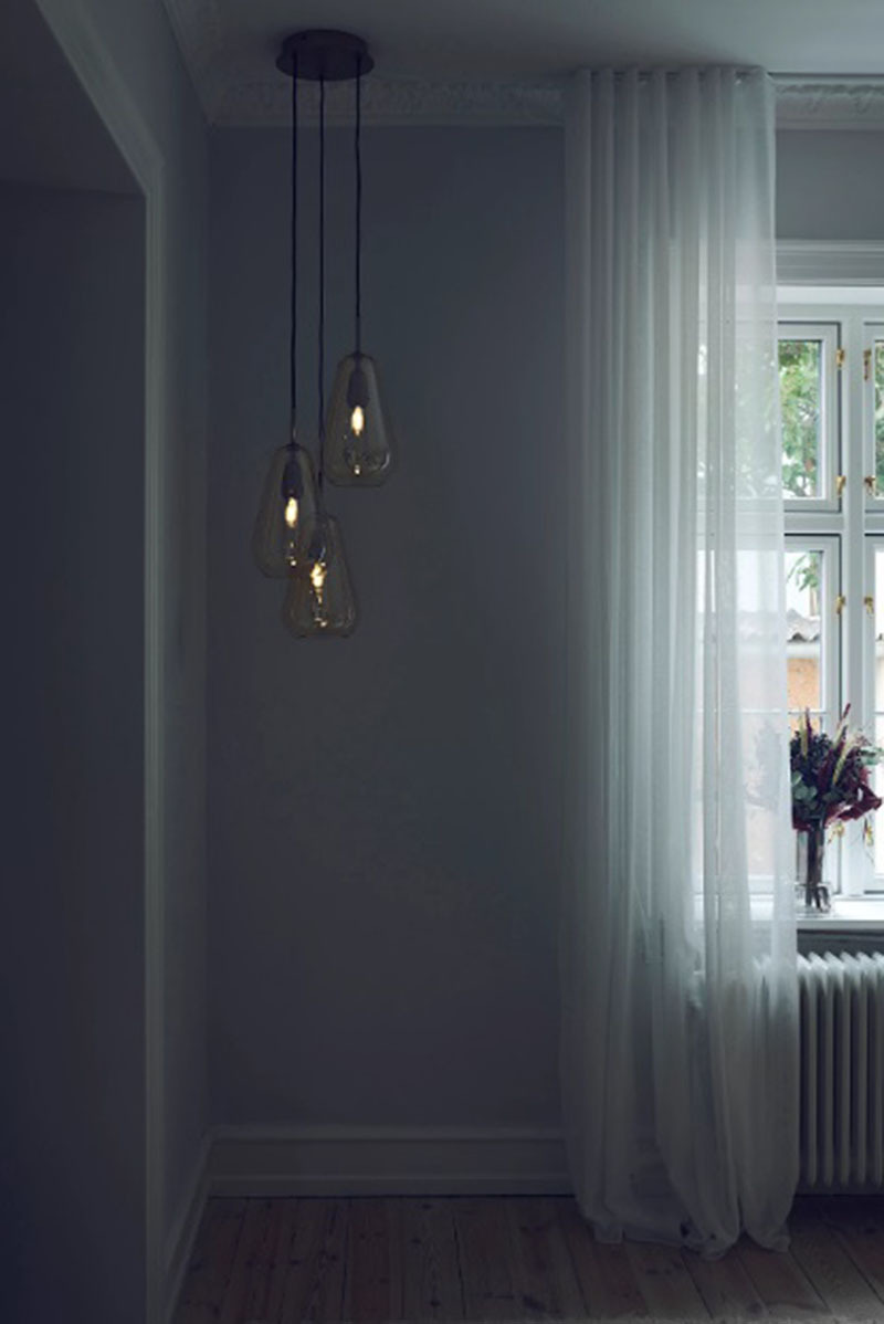 Suspension Anoli Nordic en série base en métal avec abat-jour en verre au design contemporain par Sofie Refer x Nuura Suspension Anoli Nordic en série base en métal avec abat-jour en verre au design contemporain par Sofie Refer x Nuura