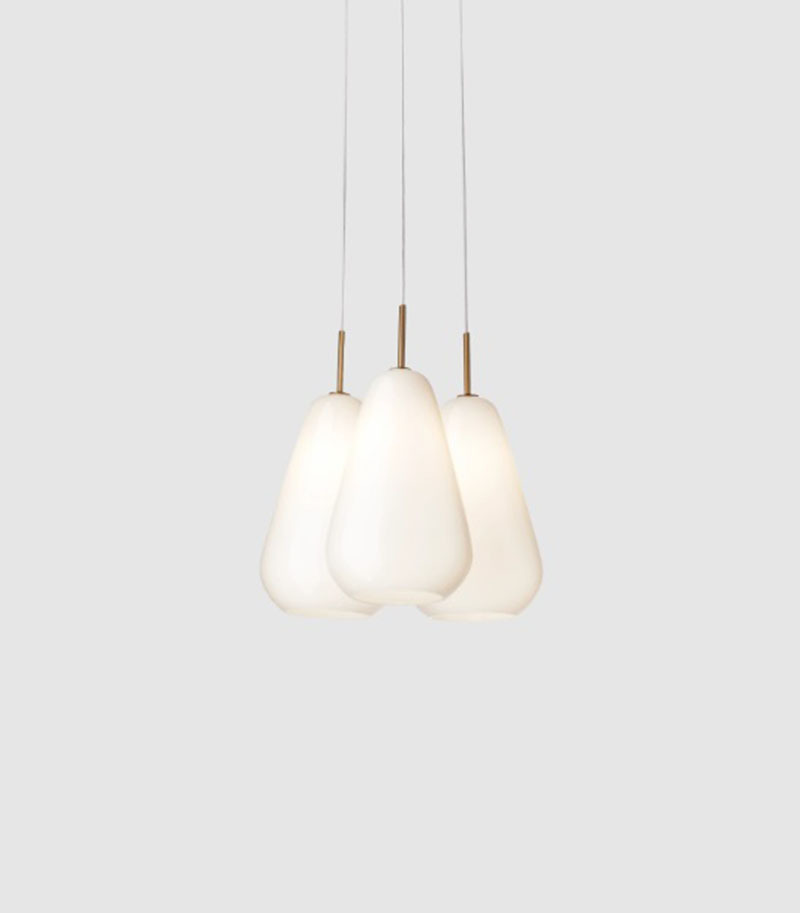 Suspension Anoli Nordic en série base en métal avec abat-jour en verre au design contemporain par Sofie Refer x Nuura Suspension Anoli Nordic en série base en métal avec abat-jour en verre au design contemporain par Sofie Refer x Nuura