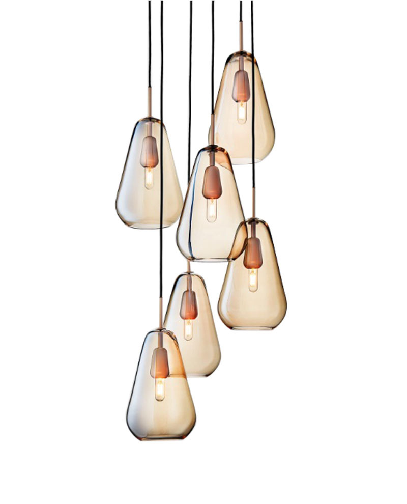 Suspension Anoli Nordic en série base en métal avec abat-jour en verre au design contemporain par Sofie Refer x Nuura Suspension Anoli Nordic en série base en métal avec abat-jour en verre au design contemporain par Sofie Refer x Nuura