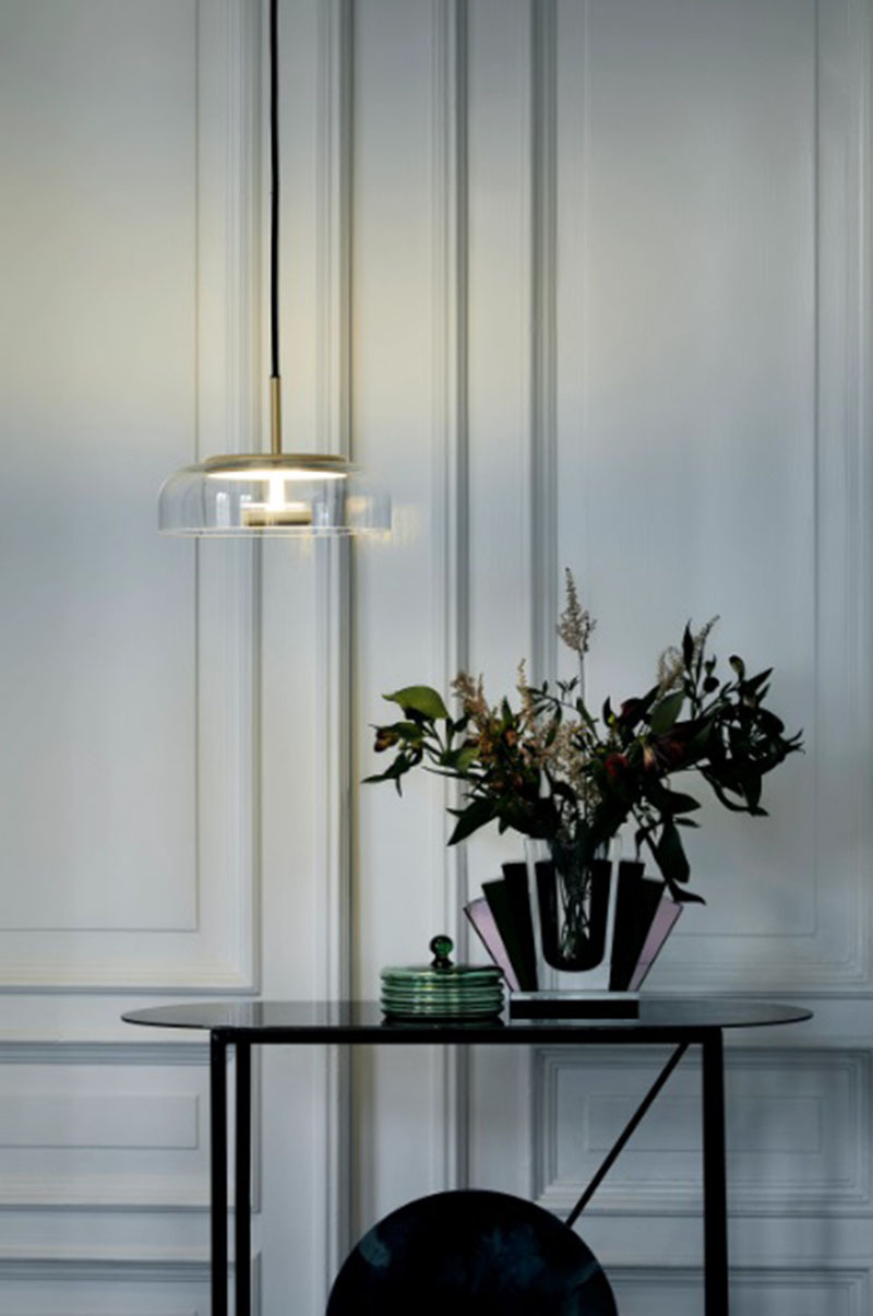 Suspension Blossi base en métal avec abat-jour en verre transparent au design contemporain par Sofie Refer x Nuura Suspension Blossi 1