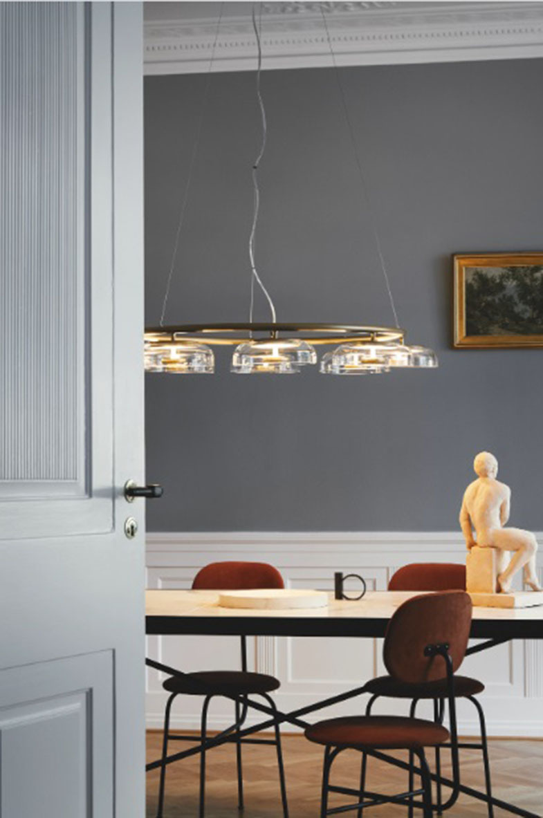 Suspension Blossi base en métal avec abat-jour en verre transparent au design contemporain par Sofie Refer x Nuura Salle à manger Suspendi Blossi 6