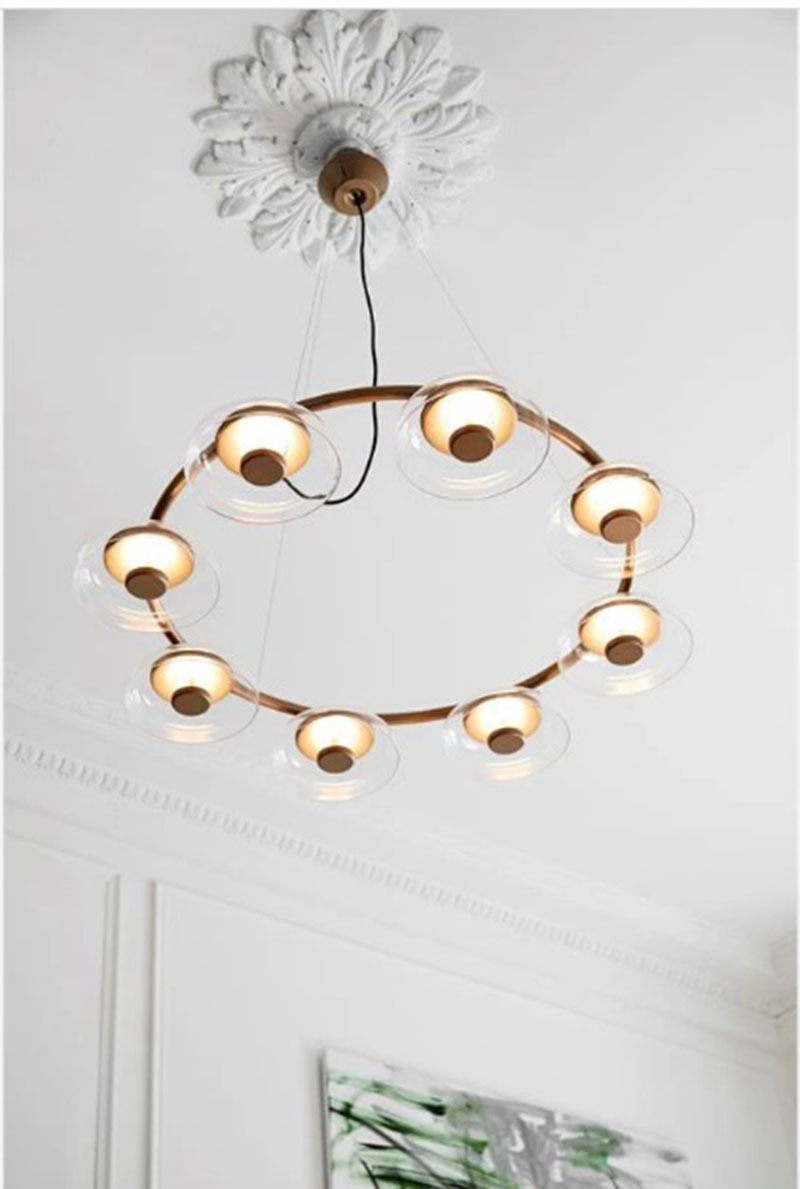 Suspension Blossi base en métal avec abat-jour en verre transparent au design contemporain par Sofie Refer x Nuura Blossi 8 suspension reflet direct