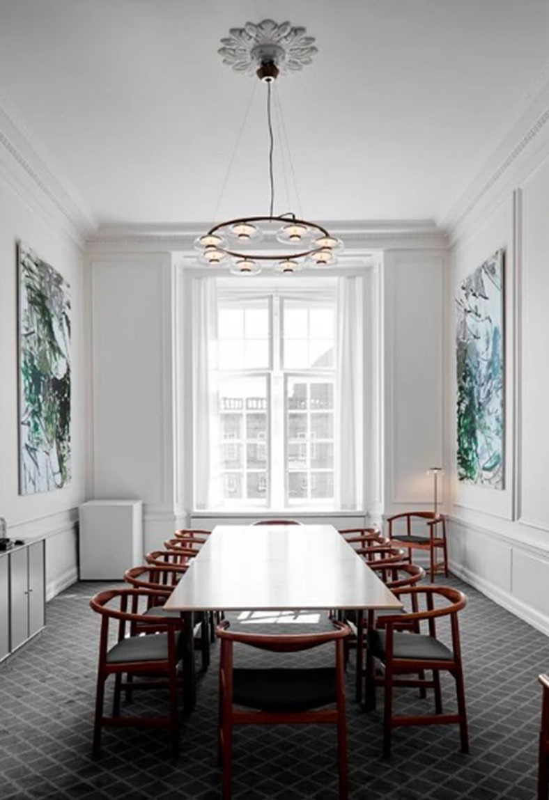 Suspension Blossi base en métal avec abat-jour en verre transparent au design contemporain par Sofie Refer x Nuura Suspension Blossi base en métal avec abat-jour en verre transparent au design contemporain par Sofie Refer x Nuura