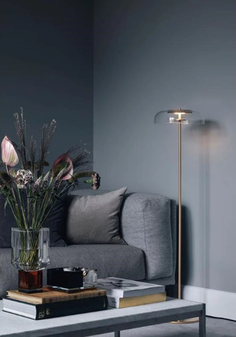 Lampadaire Blossi base en métal au design contemporain par Sofie Refer x Nuura Lampadaire Blossi base en métal Or nordique coin salon