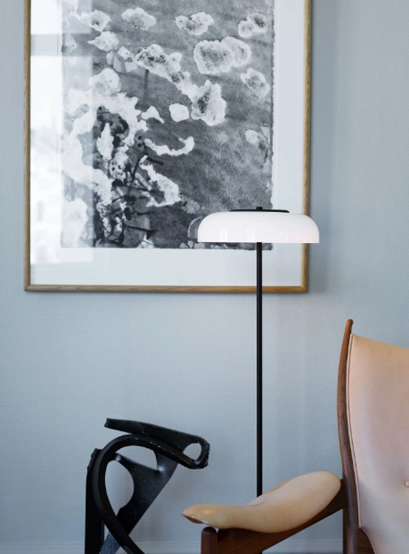 Lampadaire Blossi base en métal au design contemporain par Sofie Refer x Nuura Blossi lampadaire noire avec abat-jour couleur opale