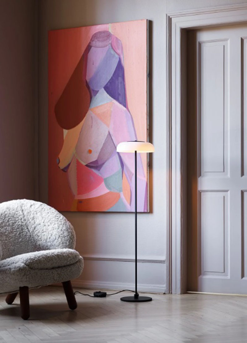 Lampadaire Blossi base en métal au design contemporain par Sofie Refer x Nuura Lampadaire Blossi base en métal Or nordique avec verre opale par Sofie Refer x Nuura