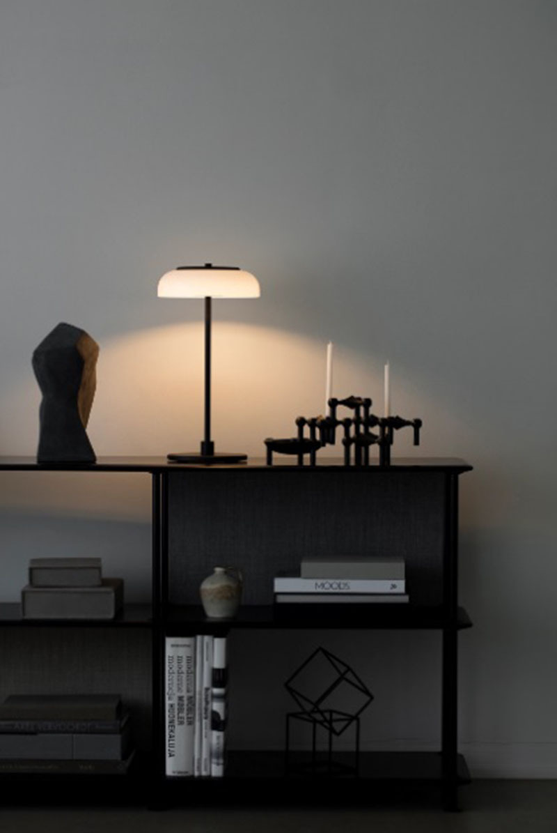 Lampe à poser Blossi base en métal au design contemporain par Sofie Refer x Nuura Lampe à poser Blossi base en métal au design contemporain par Sofie Refer x Nuura
