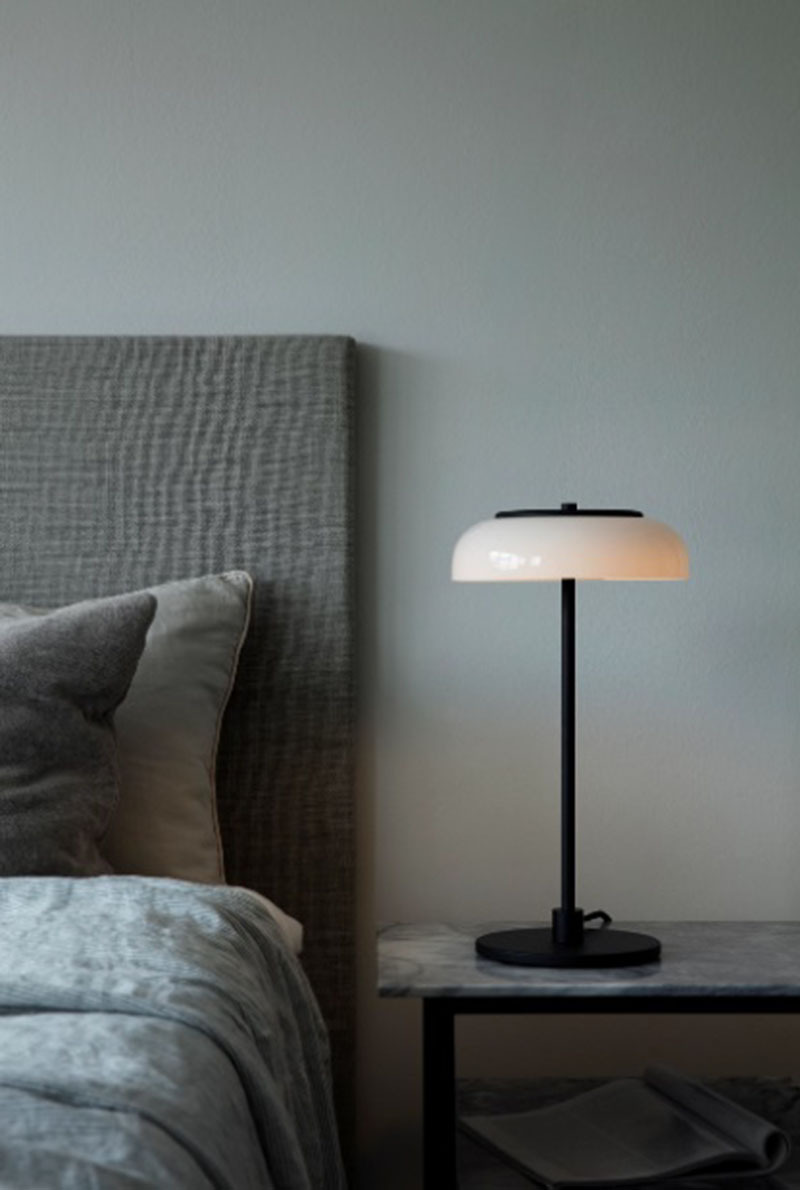 Lampe à poser Blossi base en métal au design contemporain par Sofie Refer x Nuura Lampe à poser Blossi base en métal au design contemporain par Sofie Refer x Nuura