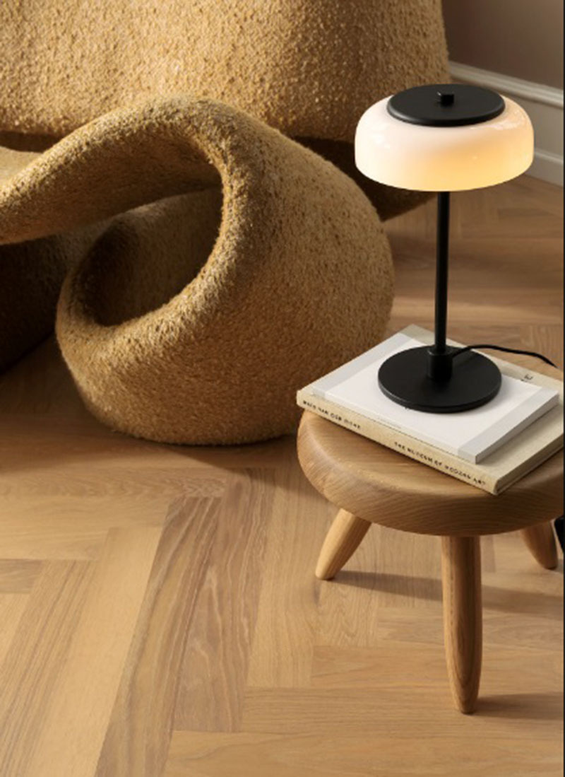 Lampe à poser Blossi base en métal au design contemporain par Sofie Refer x Nuura Lampe à poser Blossi base en métal au design contemporain par Sofie Refer x Nuura