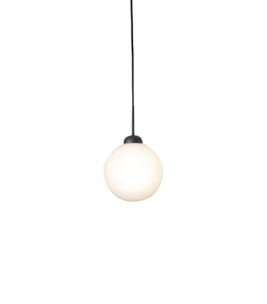 Suspension Apiales 1 tige en métal avec abat-jour en verre Opale blanc au design contemporain par Sofie Refer x Nuura Suspension Apiales 1 tige en métal avec abat-jour en verre Opale blanc au design contemporain par Sofie Refer x Nuura