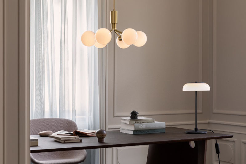Suspension Apiales base en métal avec abat-jour Opal de taille variable au design contemporain par Sofie Refer x Nuura Suspension Apiales base en métal avec abat-jour Opal de taille variable au design contemporain par Sofie Refer x Nuura