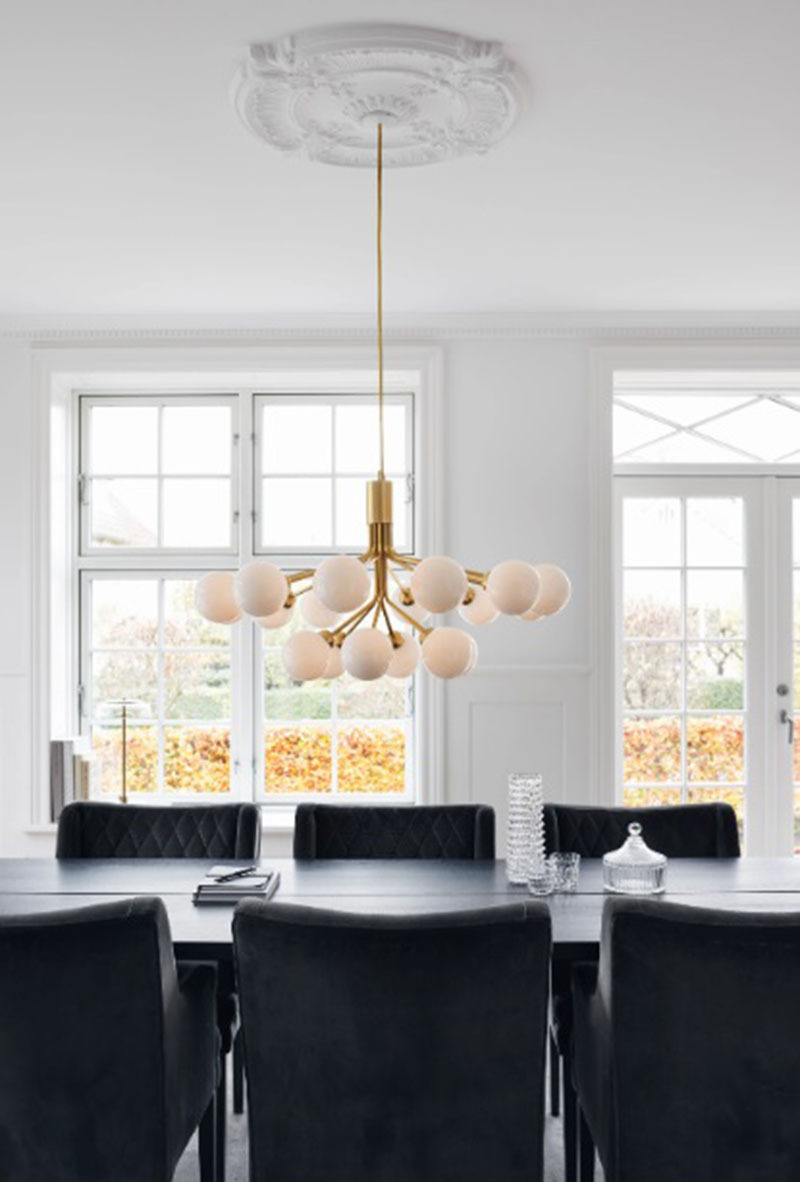 Suspension Apiales base en métal avec abat-jour Opal de taille variable au design contemporain par Sofie Refer x Nuura Suspension Apiales base en métal avec abat-jour Opal de taille variable au design contemporain par Sofie Refer x Nuura