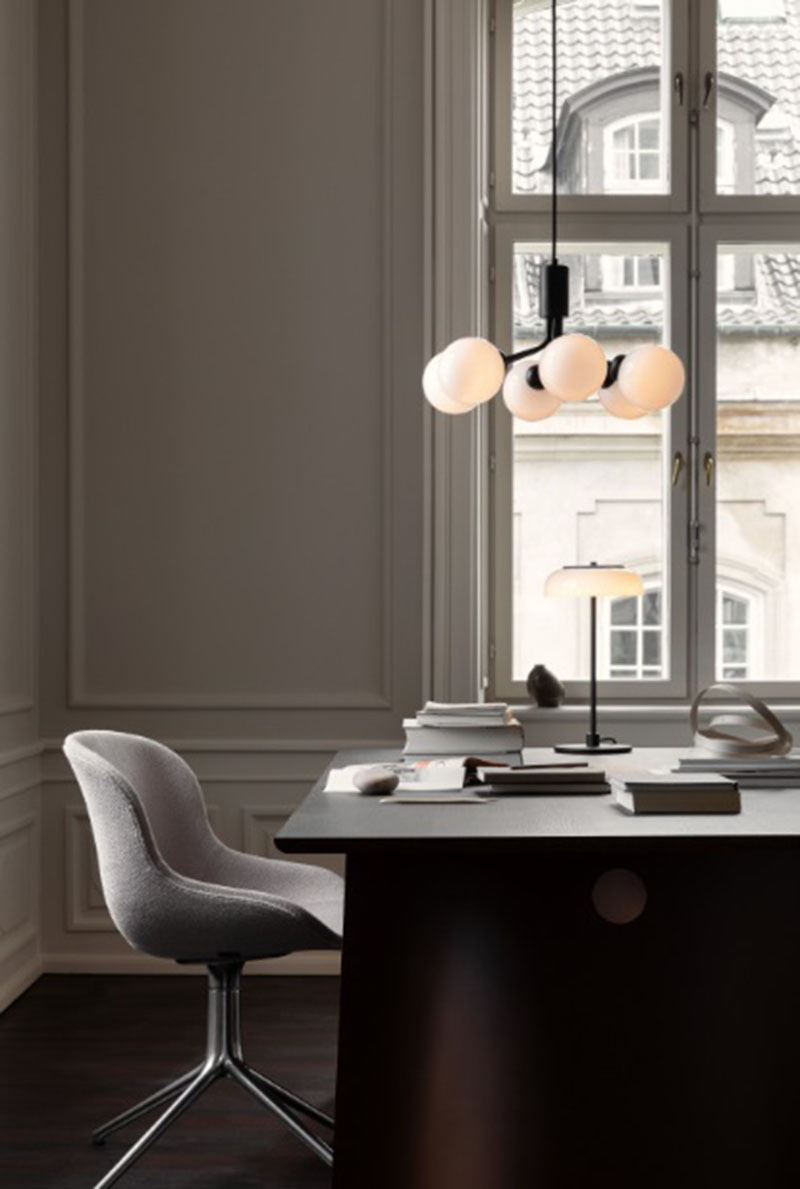 Suspension Apiales base en métal avec abat-jour Opal de taille variable au design contemporain par Sofie Refer x Nuura Suspension Apiales base en métal avec abat-jour Opal de taille variable au design contemporain par Sofie Refer x Nuura