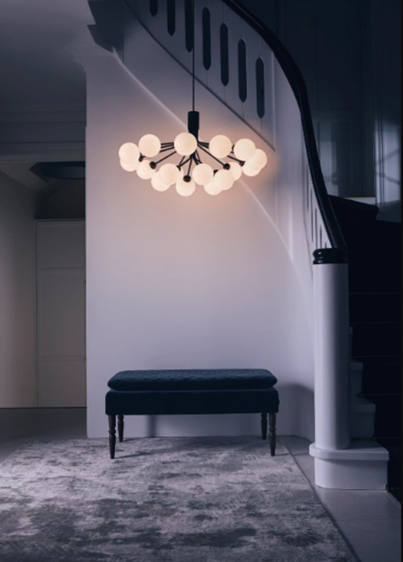 Suspension Apiales base en métal avec abat-jour Opal de taille variable au design contemporain par Sofie Refer x Nuura Suspension Apiales base en métal avec abat-jour Opal de taille variable au design contemporain par Sofie Refer x Nuura