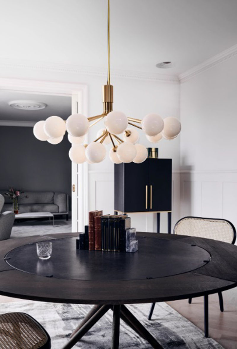 Suspension Apiales base en métal avec abat-jour Opal de taille variable au design contemporain par Sofie Refer x Nuura Suspension Apiales base en métal avec abat-jour Opal de taille variable au design contemporain par Sofie Refer x Nuura