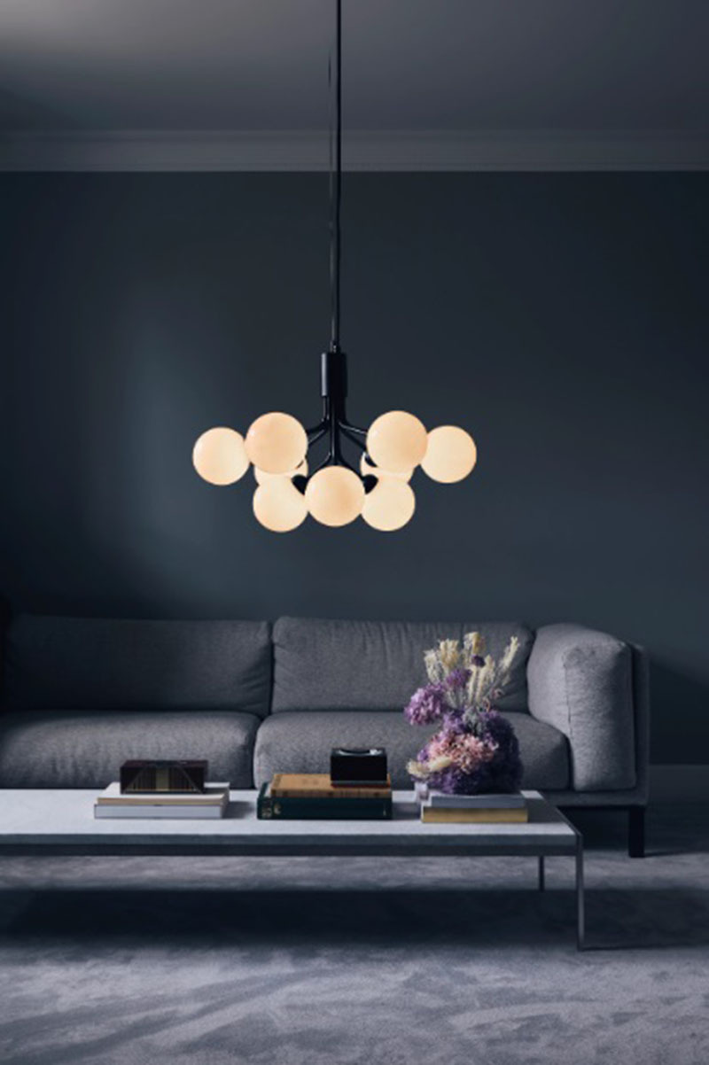 Suspension Apiales base en métal avec abat-jour Opal de taille variable au design contemporain par Sofie Refer x Nuura Suspension Apiales base en métal avec abat-jour Opal de taille variable au design contemporain par Sofie Refer x Nuura