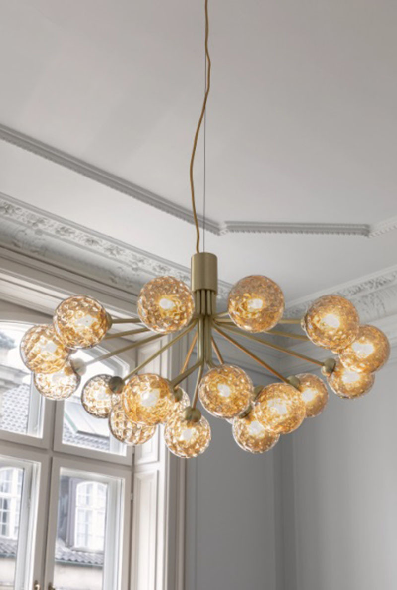 Suspension Apiales base en métal avec abat-jour ombellifères au design contemporain par Sofie Refer x Nuura Suspension Apiales base en métal avec abat-jour ombellifères au design contemporain par Sofie Refer x Nuura