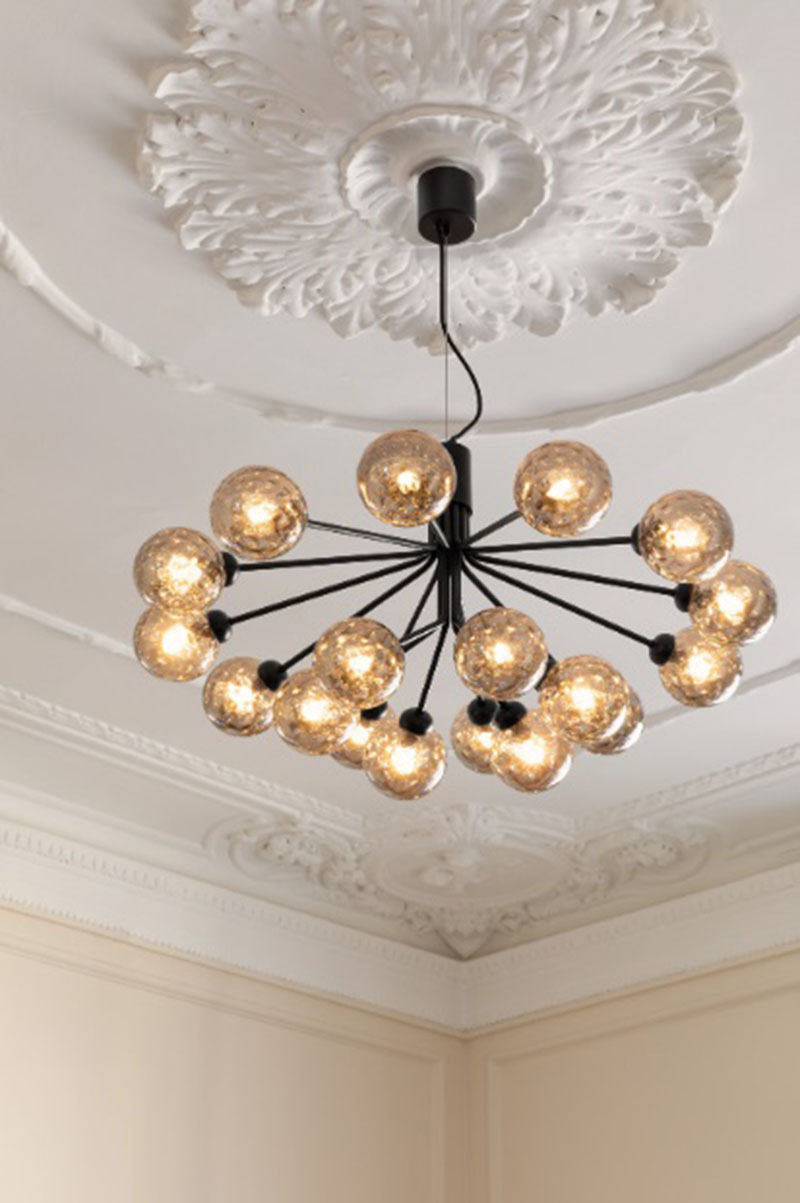 Suspension Apiales base en métal avec abat-jour ombellifères au design contemporain par Sofie Refer x Nuura Suspension Apiales base en métal avec abat-jour ombellifères au design contemporain par Sofie Refer x Nuura