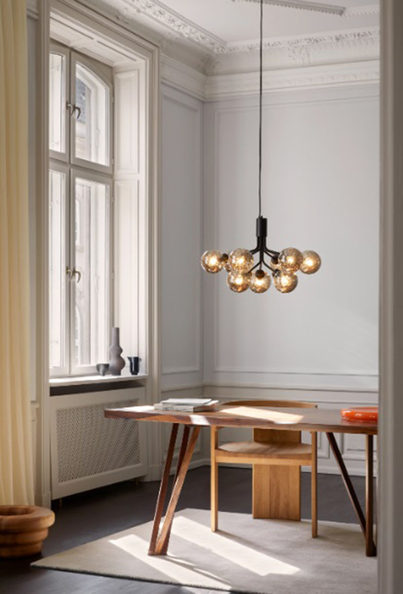 Suspension Apiales base en métal avec abat-jour ombellifères au design contemporain par Sofie Refer x Nuura Suspension Apiales base en métal avec abat-jour ombellifères au design contemporain par Sofie Refer x Nuura