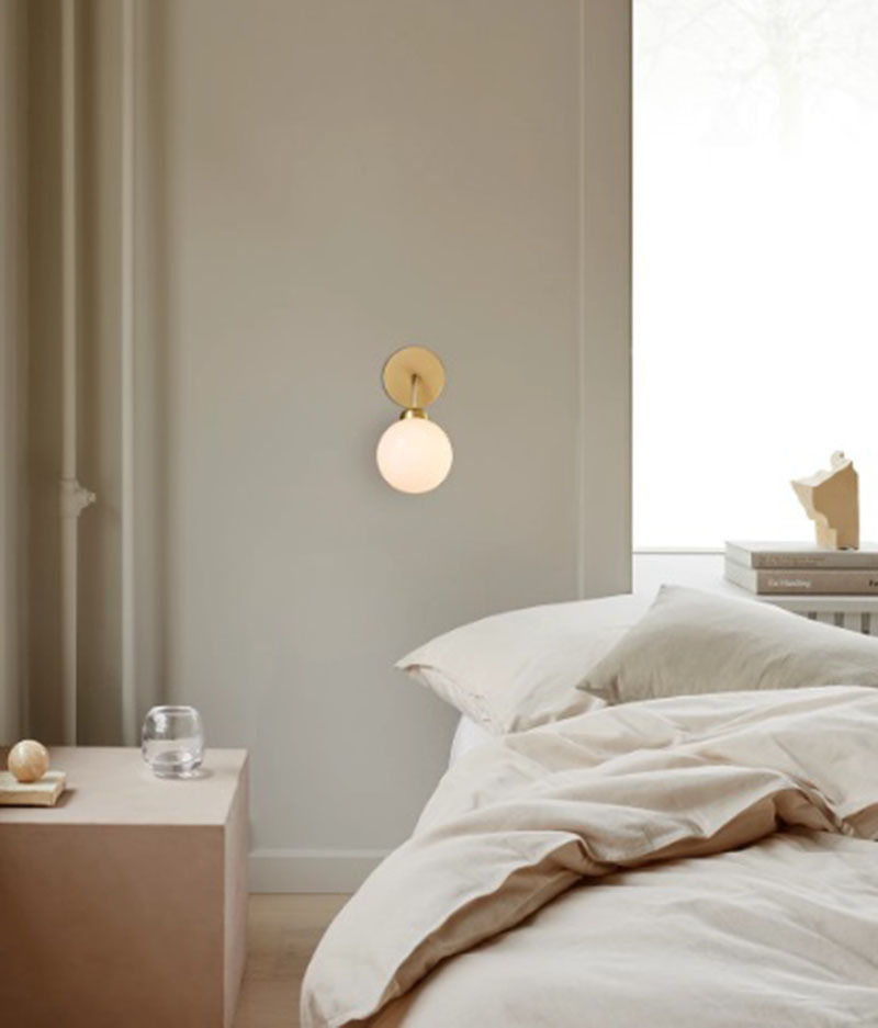 Applique Apiales base en métal avec abat-jour en verre opale blanc au design contemporain par Sofie Refer x Nuura Applique Apiales base en métal avec abat-jour en verre opale blanc au design contemporain par Sofie Refer x Nuura