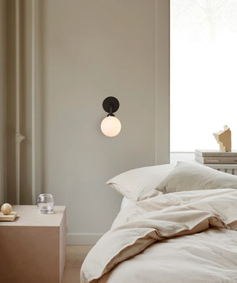 Applique Apiales base en métal avec abat-jour en verre opale blanc au design contemporain par Sofie Refer x Nuura Applique Apiales base en métal avec abat-jour en verre opale blanc au design contemporain par Sofie Refer x Nuura