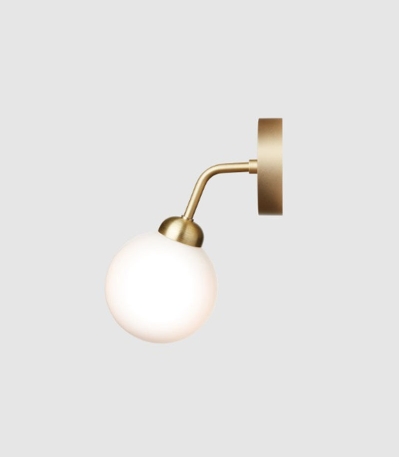 Applique Apiales base en métal avec abat-jour en verre opale blanc au design contemporain par Sofie Refer x Nuura Applique Apiales base en métal avec abat-jour en verre opale blanc au design contemporain par Sofie Refer x Nuura