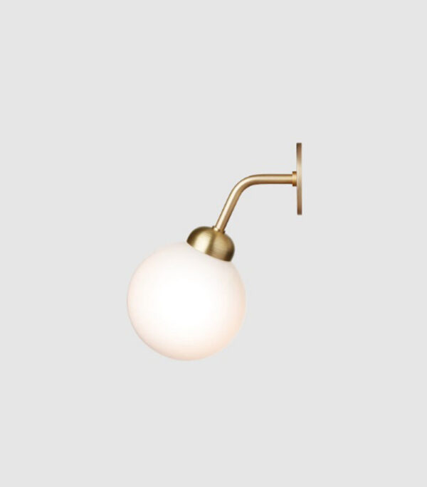 Applique encastrée Apiales base en métal avec abat-jour en verre opale blanc au design contemporain par Sofie Refer x Nuura
