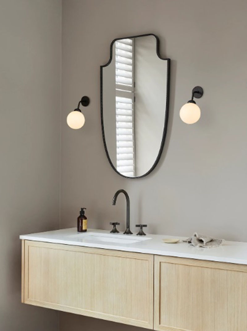Applique encastrée Apiales base en métal avec abat-jour en verre opale blanc au design contemporain par Sofie Refer x Nuura Applique encastrée Apiales base en métal avec abat-jour en verre opale blanc au design contemporain par Sofie Refer x Nuura