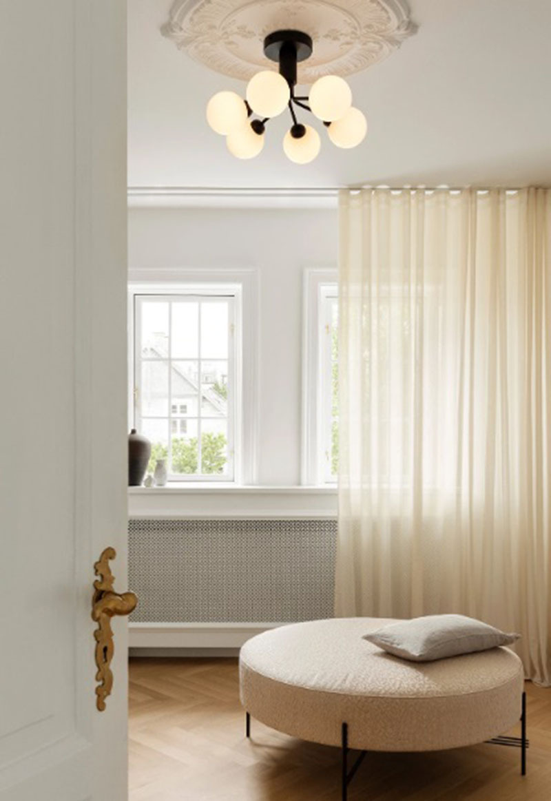Plafonnier Apiales base en métal avec abat-jour en verre opale blanc au design contemporain par Sofie Refer x Nuura Plafonnier Apiales base en métal avec abat-jour en verre opale blanc au design contemporain par Sofie Refer x Nuura