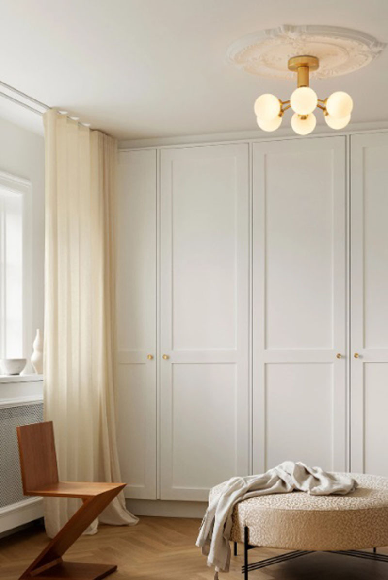 Plafonnier Apiales base en métal avec abat-jour en verre opale blanc au design contemporain par Sofie Refer x Nuura Plafonnier Apiales base en métal avec abat-jour en verre opale blanc au design contemporain par Sofie Refer x Nuura