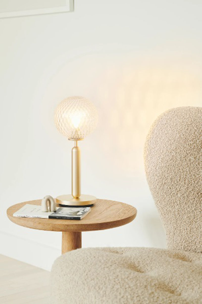 Lampe à poser Miira base en métal avec abat-jour en verre transparent gaufré au design contemporain par Sofie Refer x Nuura Lampe à poser Miira base en métal avec abat-jour en verre transparent gaufré au design contemporain par Sofie Refer x Nuura