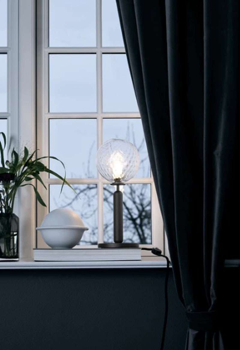 Lampe à poser Miira base en métal avec abat-jour en verre transparent gaufré au design contemporain par Sofie Refer x Nuura Lampe à poser Miira base en métal avec abat-jour en verre transparent gaufré au design contemporain par Sofie Refer x Nuura