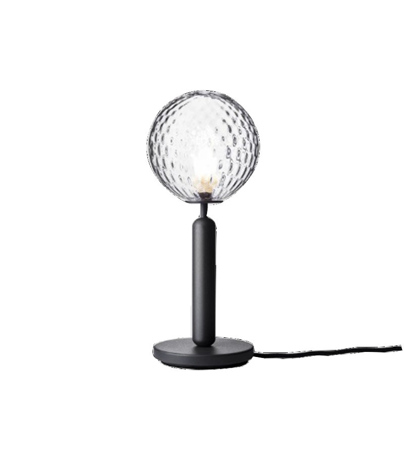 Lampe à poser Miira base en métal avec abat-jour en verre transparent gaufré au design contemporain par Sofie Refer x Nuura