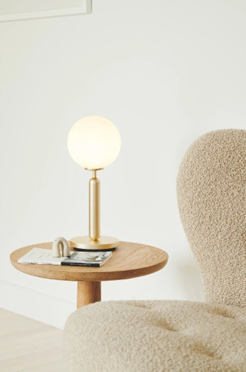 Lampe à poser Miira base en métal avec abat-jour en verre soufflé opale au design contemporain par Sofie Refer x Nuura Lampe à poser Miira base en métal avec abat-jour en verre soufflé opale au design contemporain par Sofie Refer x Nuura