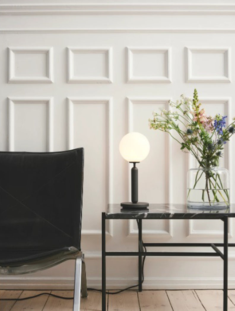 Lampe à poser Miira base en métal avec abat-jour en verre soufflé opale au design contemporain par Sofie Refer x Nuura Lampe à poser Miira base en métal avec abat-jour en verre soufflé opale au design contemporain par Sofie Refer x Nuura